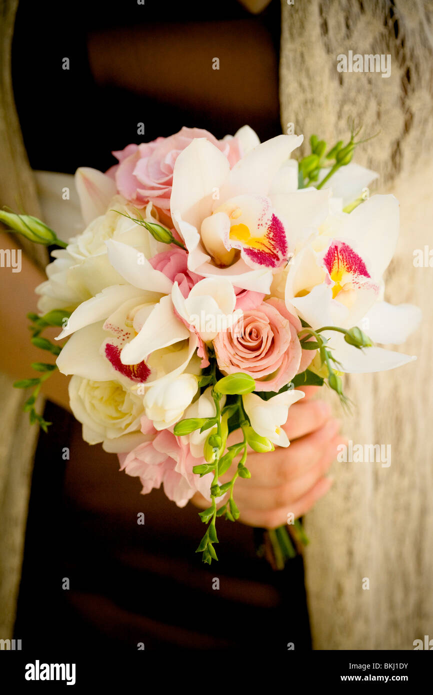 Blumenstrauss Blumen Orchideen Rosa Weiss Braun Kleid Stockfotografie Alamy