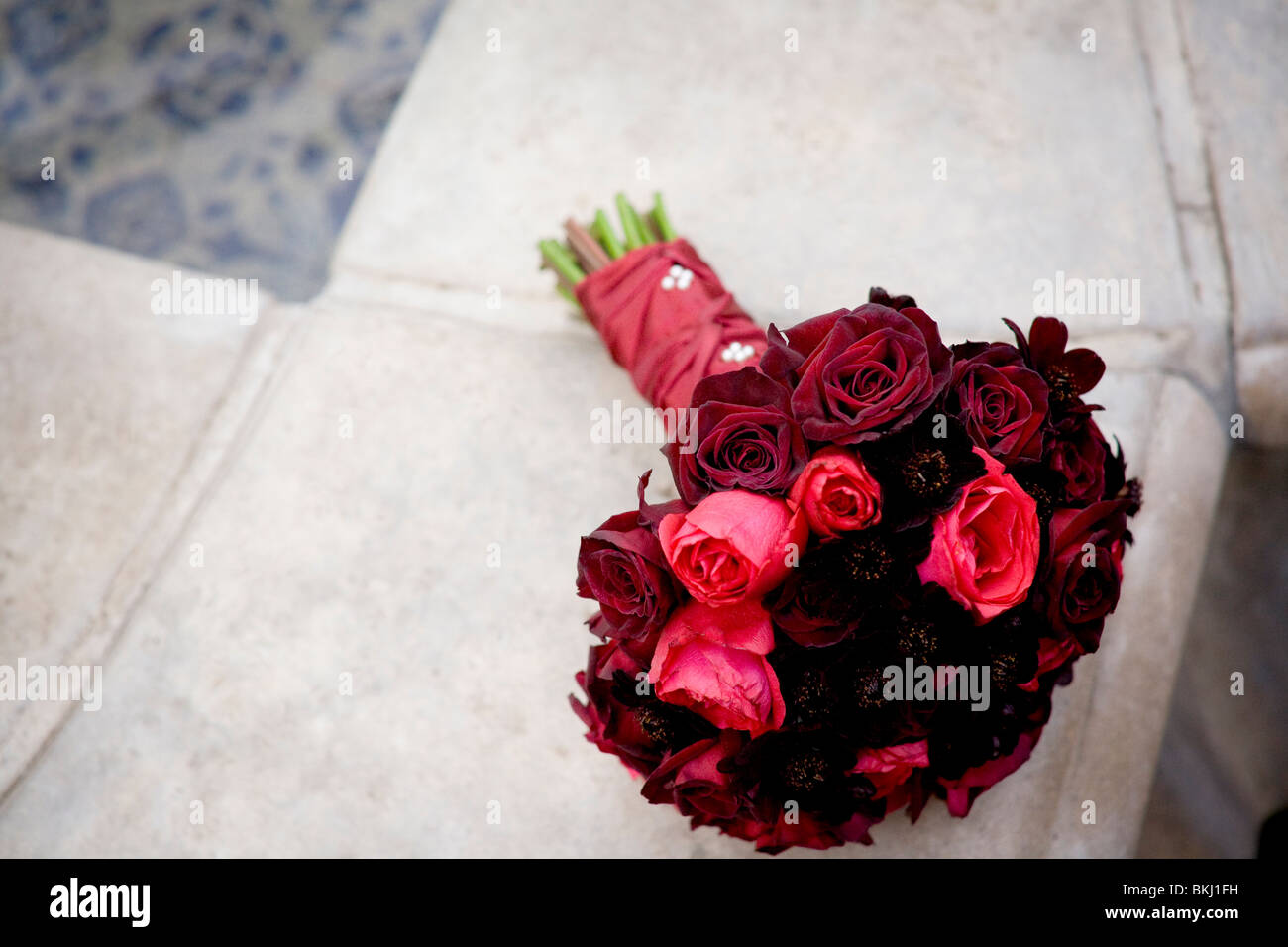 Rot, dunkelrot, Rose, rosa, rot, Blumenstrauß, Blumen, Hochzeit, Farbe Stockfoto