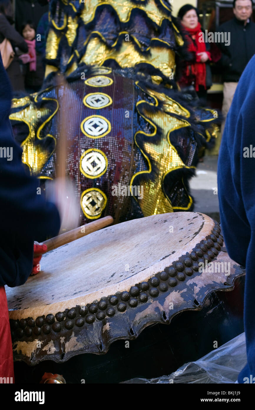 Chinese New Year, Boston, Massachusetts.  Bewegungsunschärfe von Händen mit traditionellen Drumsticks auf chinesische Trommel schlagen. Stockfoto