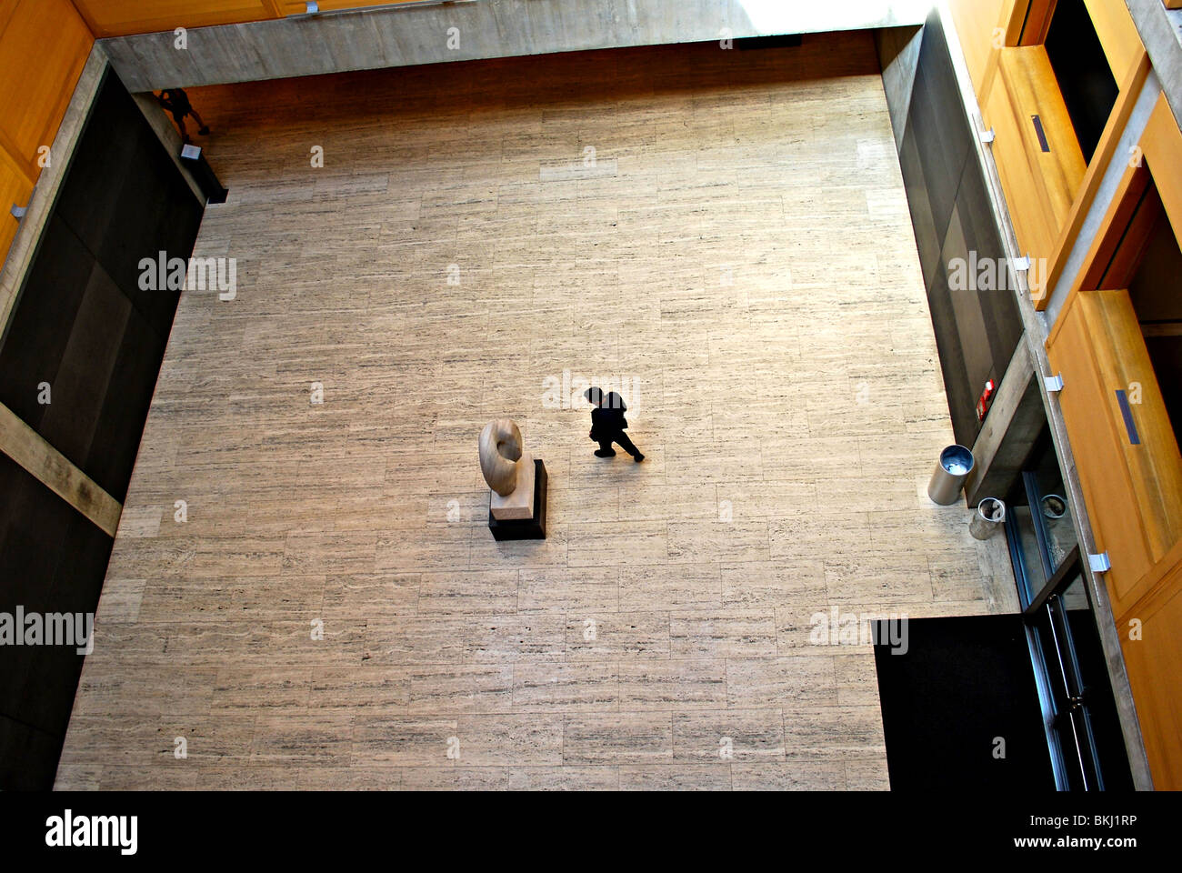 Yale Center for British Art, New Haven, Vereinigte Staaten, Louis Khan, Yale Mitte für britische Kunst Atrium, Treppe, Display, Stühle Stockfoto