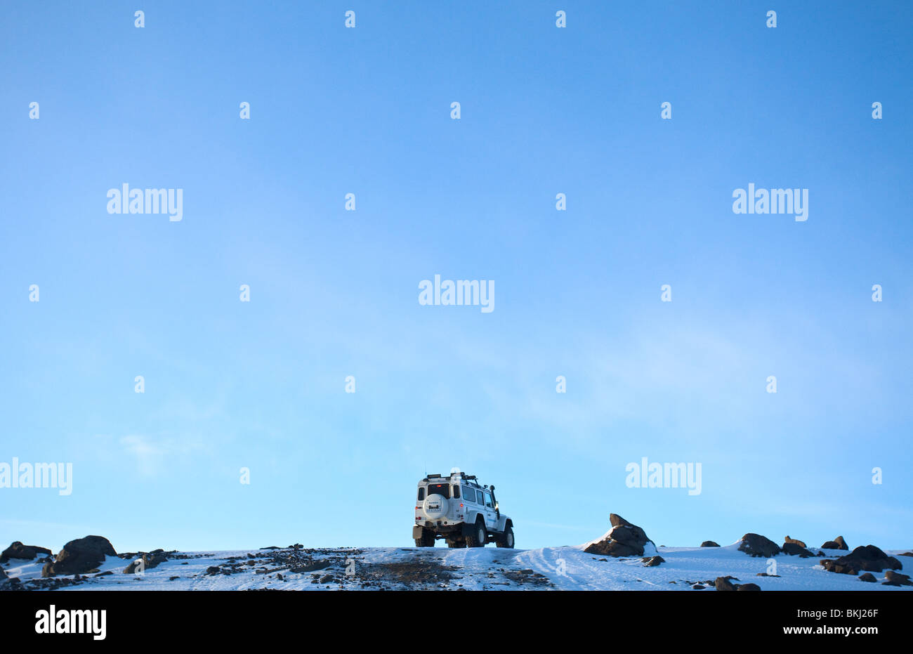 Sehen Sie sich auf super-Jeep Land Rover Defender auf isländischen Myrdalsjökull Gletscher Stockfoto