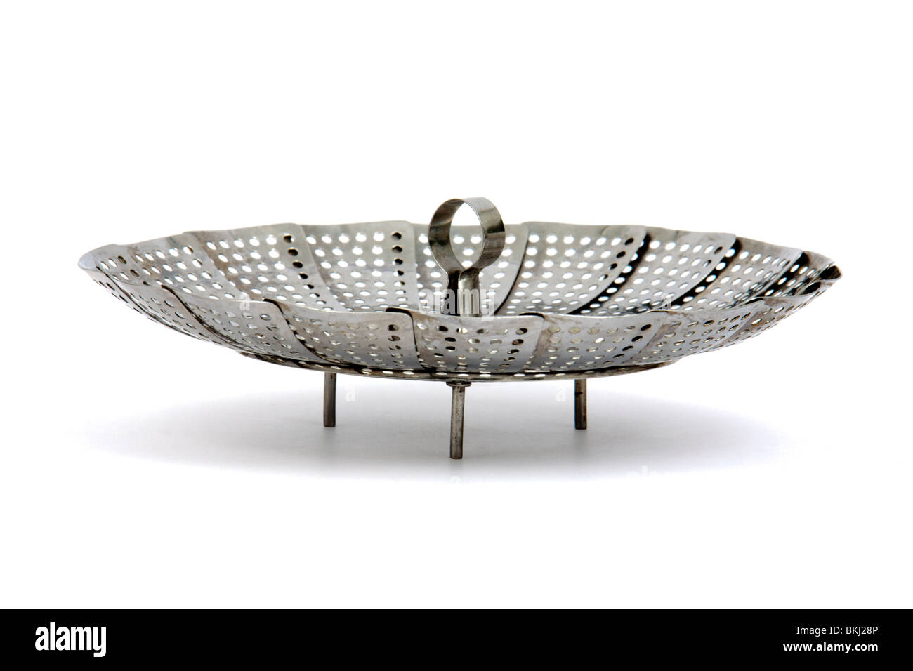 Vintage Edelstahl faltbar Spirale Gemüse Dampfgarer, auf weißen Hintergrund isoliert Stockfoto