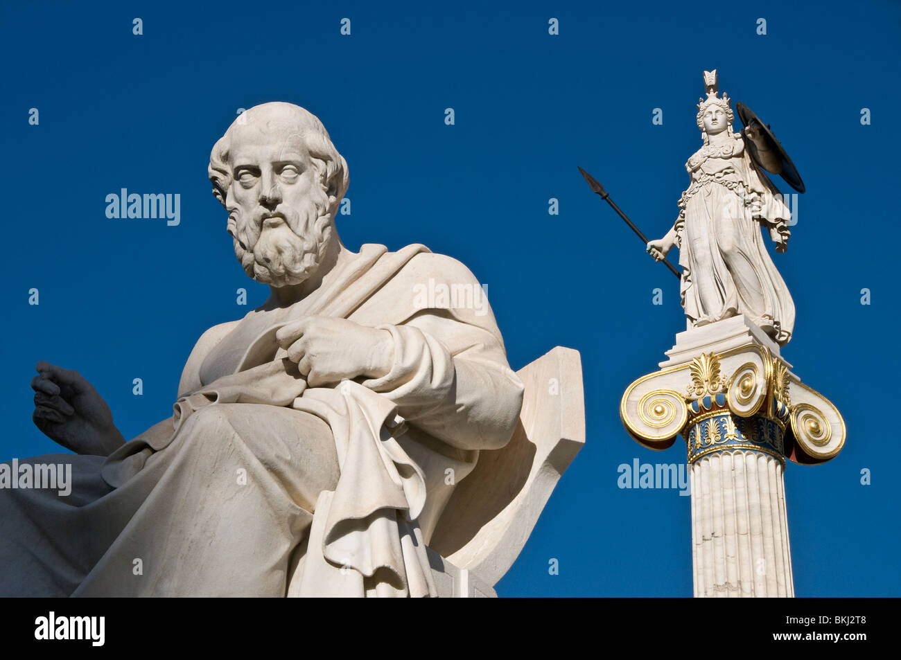 Marmor-Statuen der Göttin Athena Pallas und der griechische Philosoph Plato vor der Akademie von Athen Stockfoto
