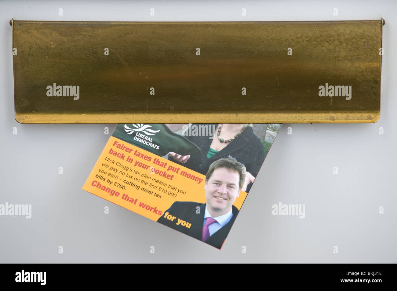 Liberal Democrats Broschüre für 2010 allgemeine Wahl durchgesetzt Briefkasten des Hauses Haustür in UK Stockfoto