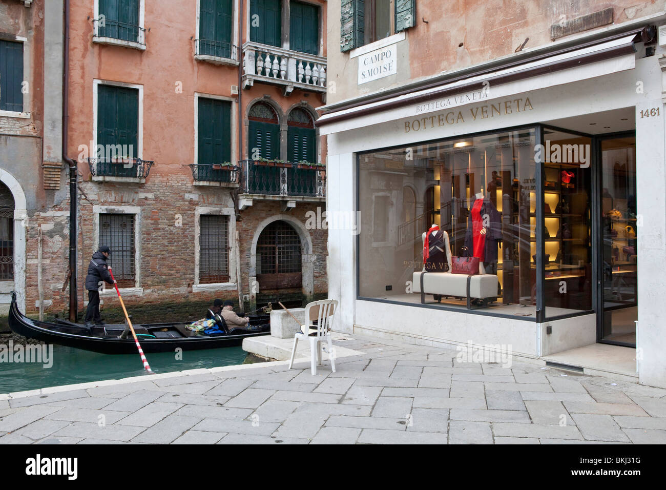 luxury-shops-in-venice-italy-fotos-und-bildmaterial-in-hoher