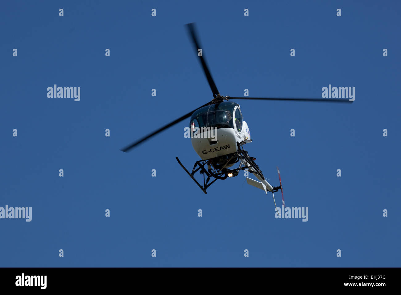 Eine leichte Hubschrauber vor einem azurblauen Himmel zu sehen Stockfoto