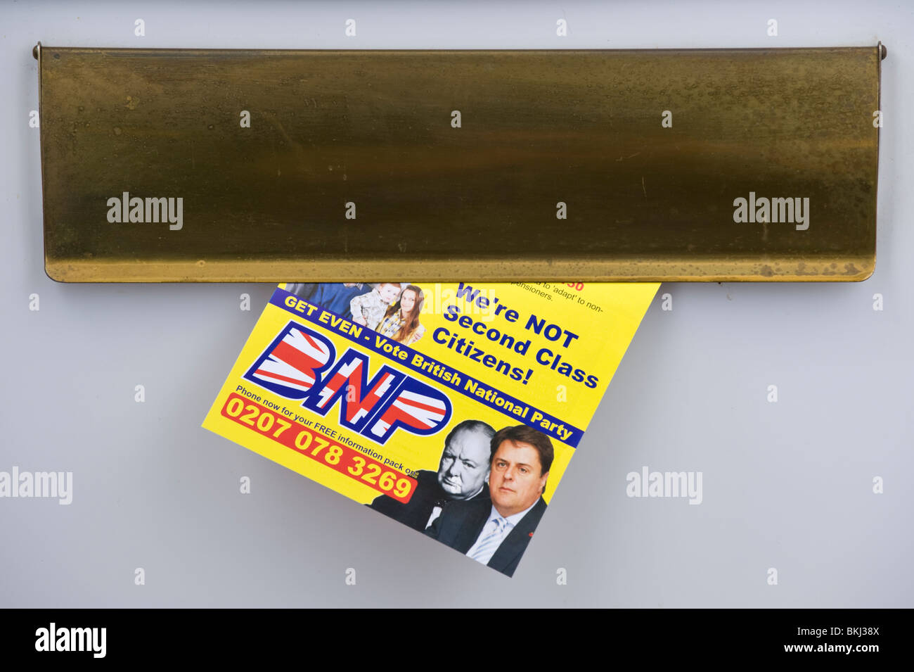 BNP-Merkblatt für 2010 Parlamentswahlen durchgepeitscht Briefkasten des Hauses Haustür in UK Stockfoto