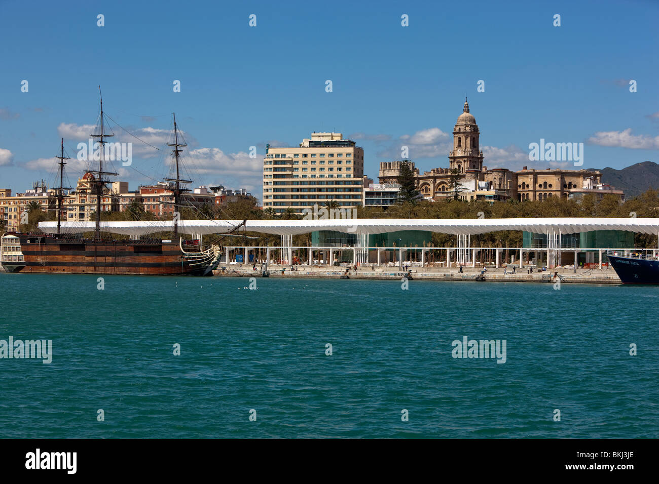 Nachbau der Santisima Trinidad Kriegsschiff und Kathedrale von Malaga. Hafen von Malaga. Andalusien. Spanien. Stockfoto