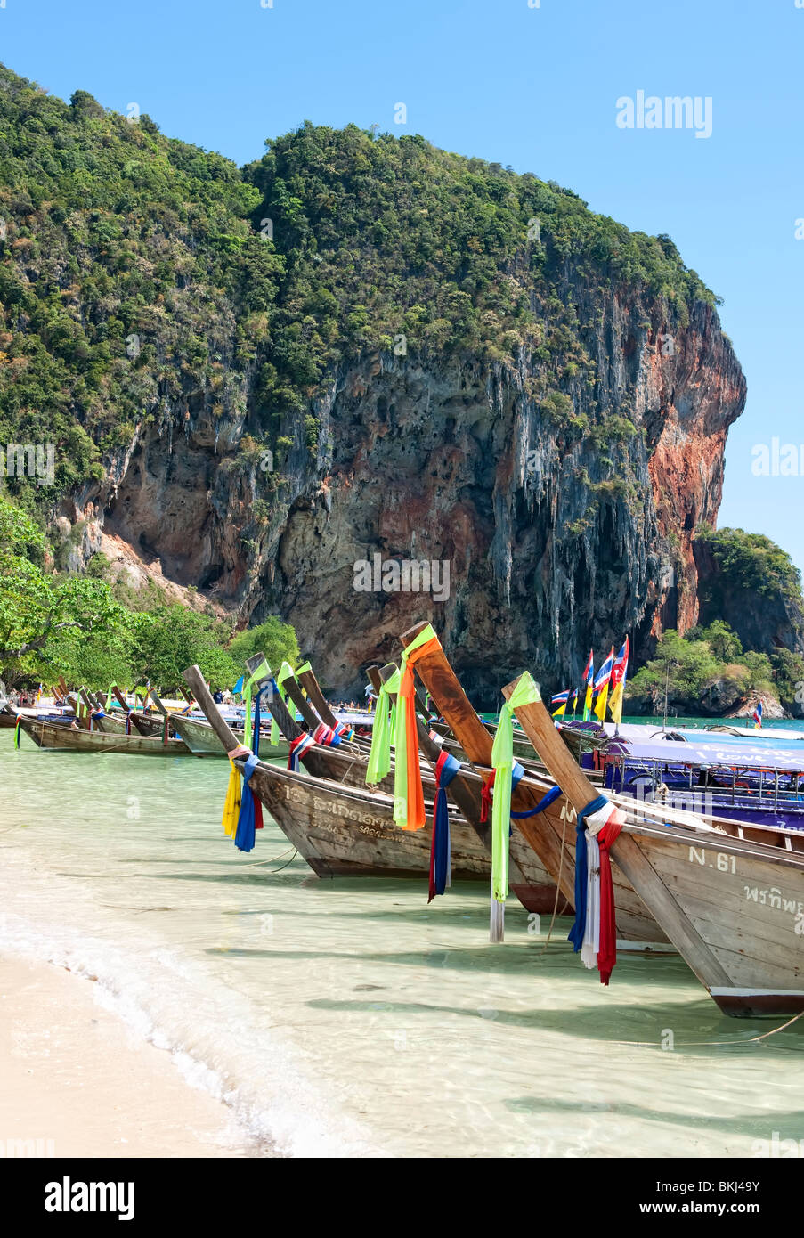 Thai Longtail Boote am Railay Beach in Krabi, Südthailand Stockfoto