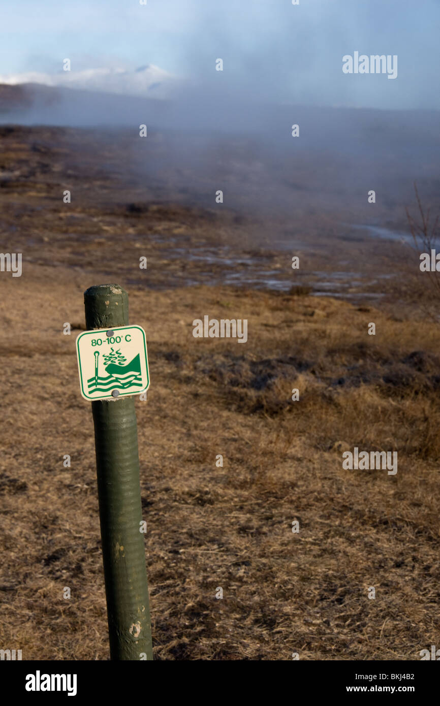 Wegweiser am Geysir Island Warnung vor heißen Temperaturen von Boden-Wasser und Dampf Stockfoto