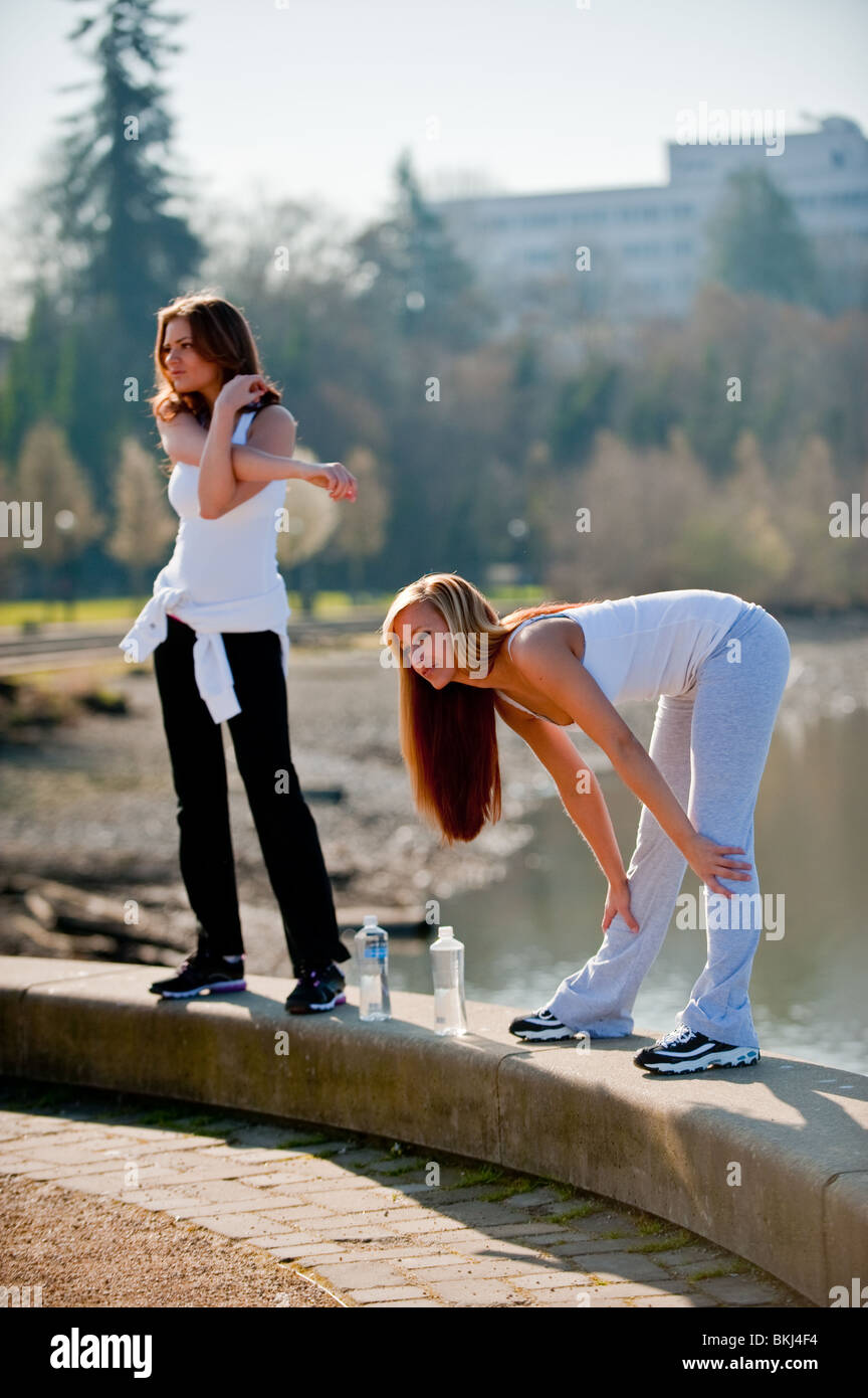 Zwei junge kaukasischen Frauen dabei Training außerhalb Stockfoto