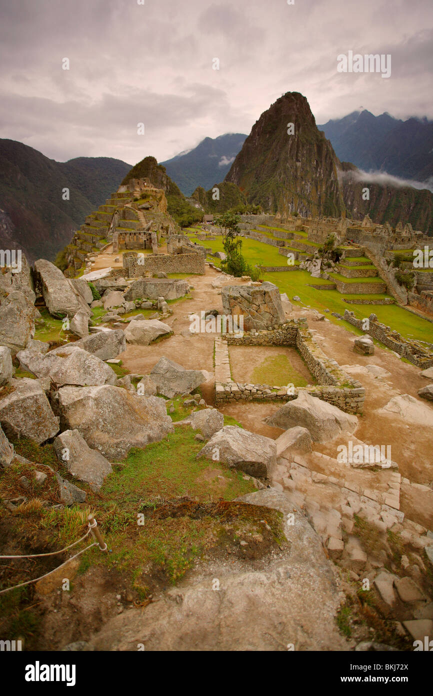 Vertikale Landschaft der Dämmerung am Machu Pichu Ruinen in Peru Stockfoto