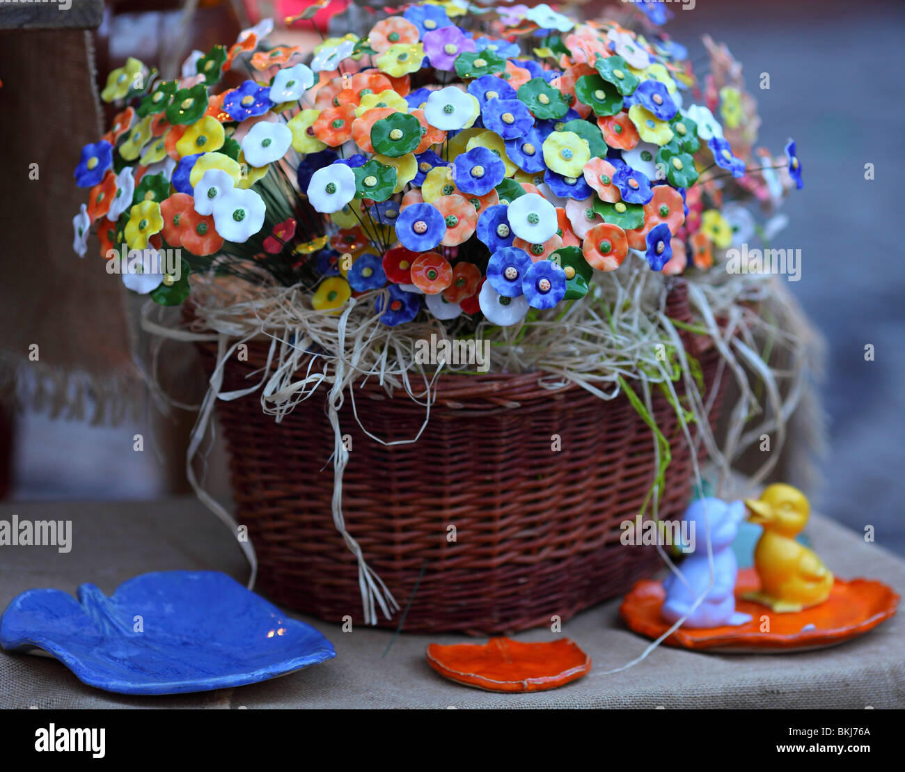Multicolor Steingut Blumen im Korb Stockfoto