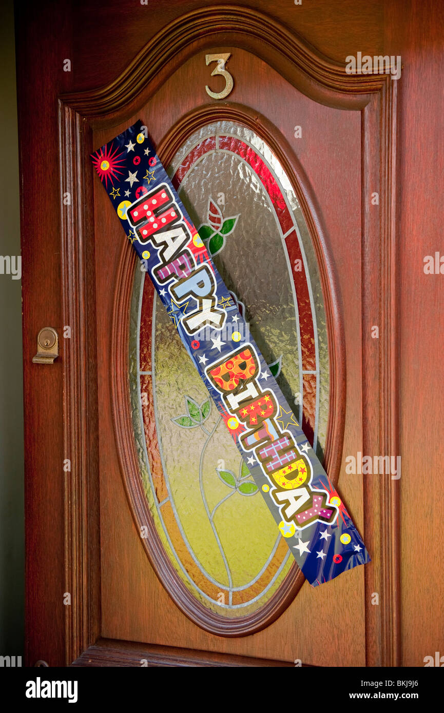 Happy Birthday Banner auf Haustür Stockfoto