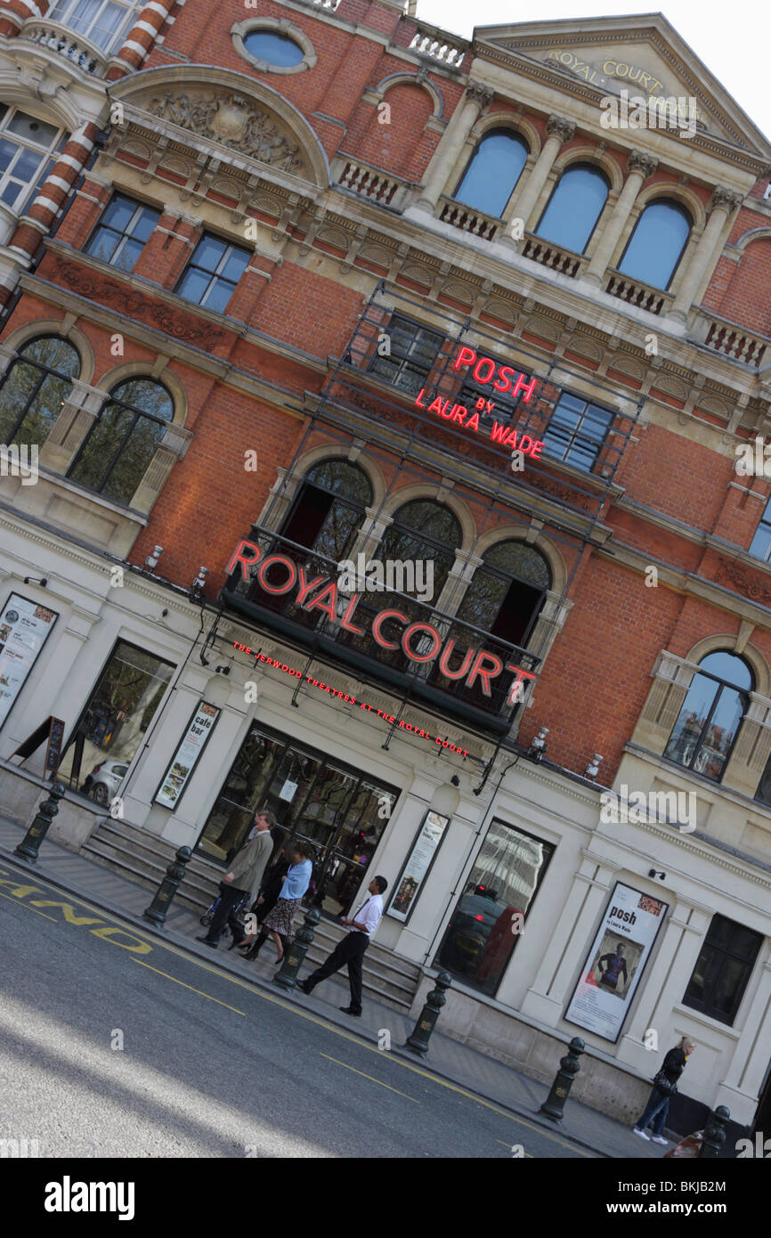 Abgewinkelte Aspekt des vor dem Eingang und der Fassade des Royal Court Theatre im Londoner Sloane Square. Stockfoto