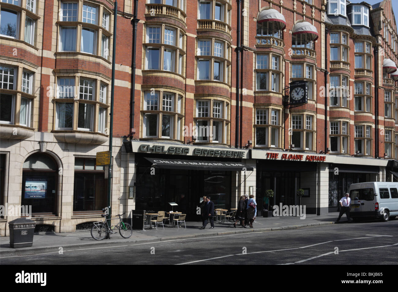 Frontale Ansicht und Haupteingang The Sloane Square Hotel befindet sich auf der Nordseite des Sloane Square. Stockfoto