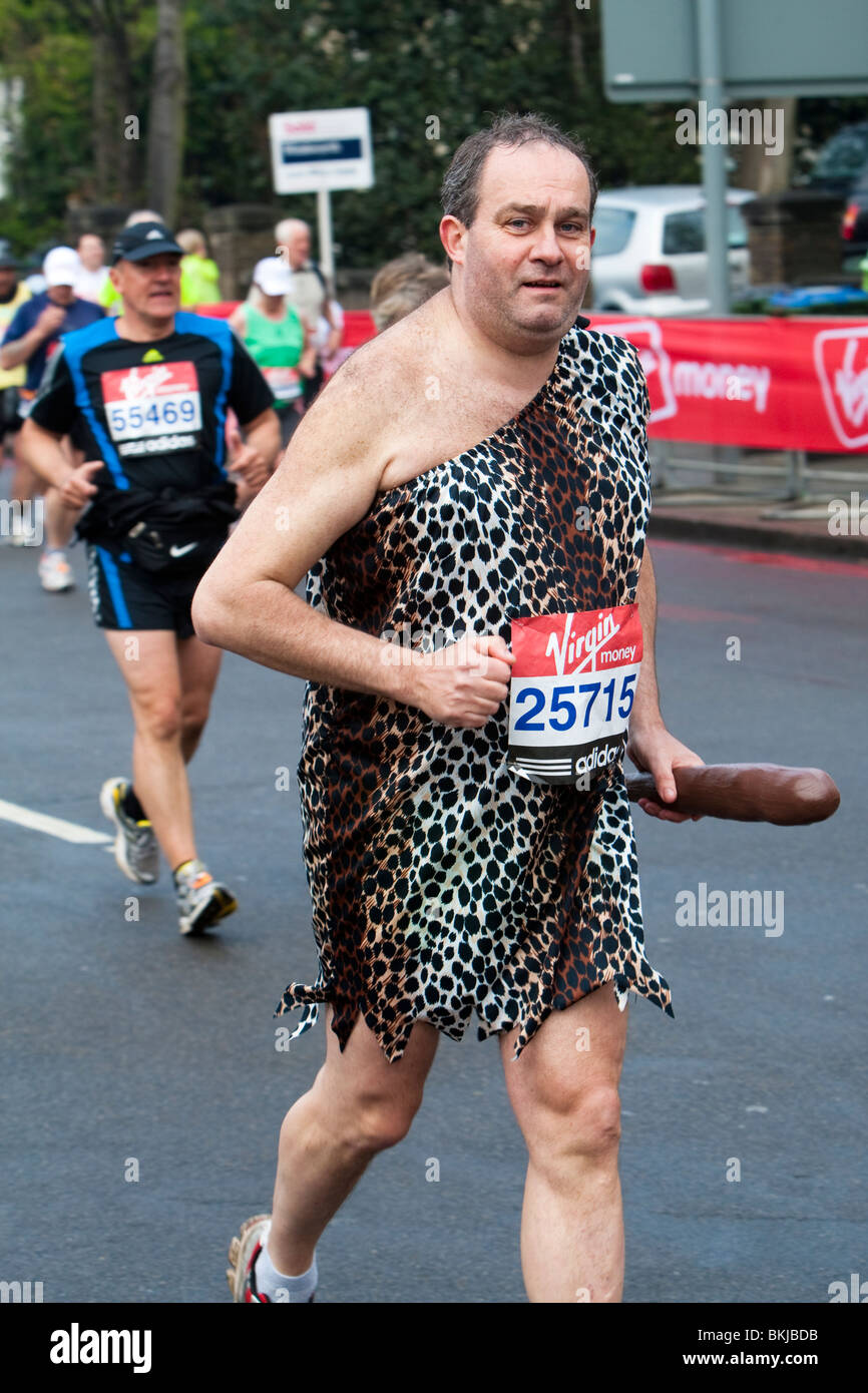 Mann verkleidet als Steinzeit Steinzeit Mann läuft nach hinten auf der London-Marathon 2010. Stockfoto