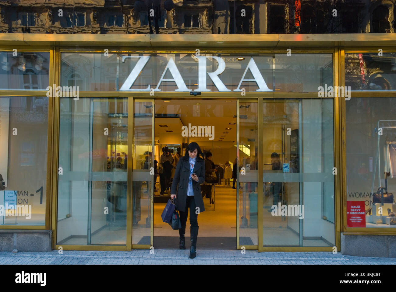 Zara Kleidung einkaufen Na Prikope Prag Tschechien Mitteleuropa  Stockfotografie - Alamy
