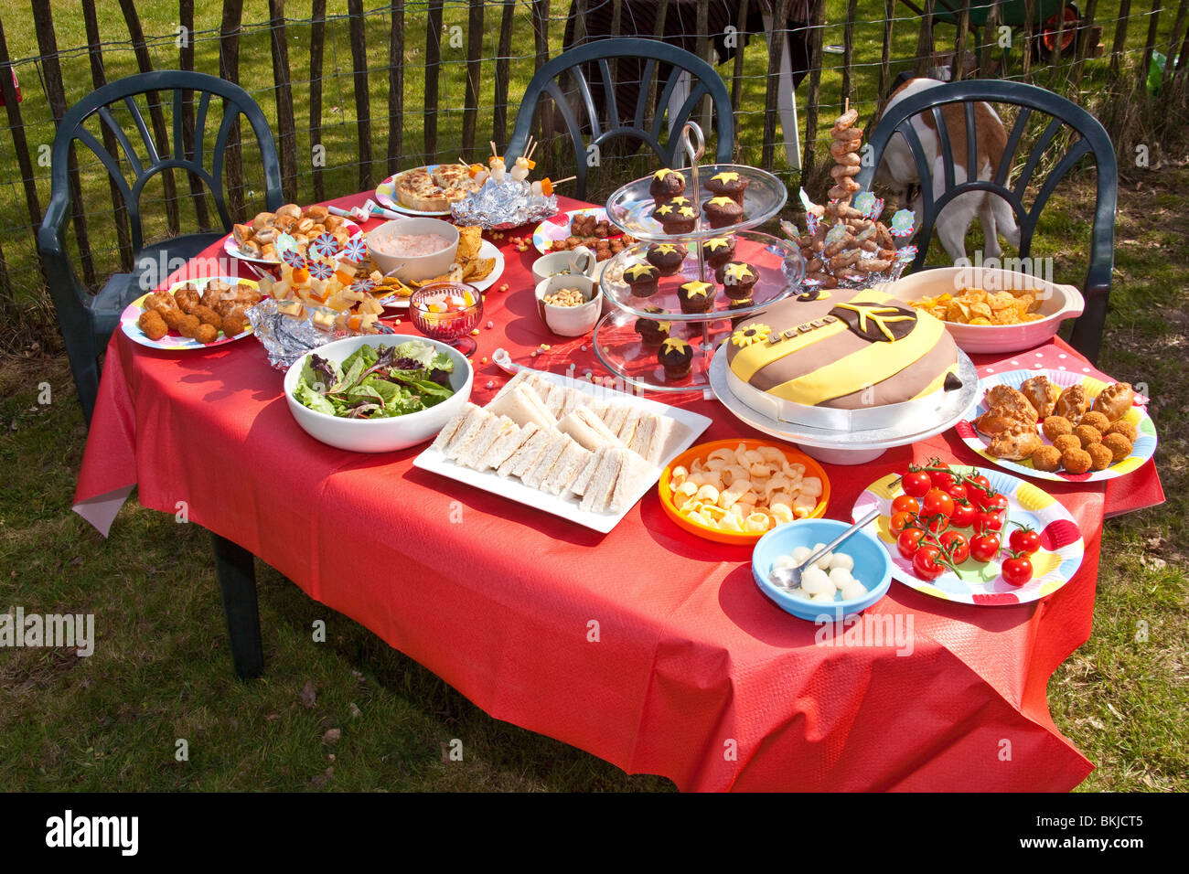 Ein Tisch voller Kinder Party Essen und Snacks, Hampshire, England. Stockfoto