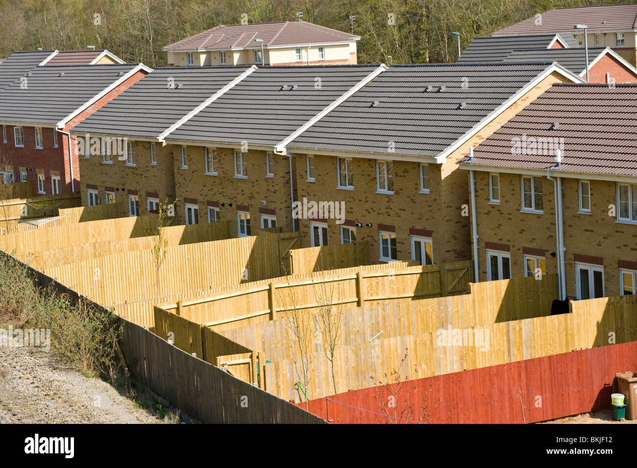 Nachlass von Einfamilienhäusern und Wohnungen auf brachliegenden Industriegelände der ehemaligen Zeche bei Abercarn South Wales UK Stockfoto