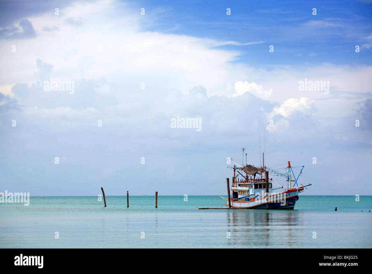 Einem einzigen Fischerboot vor der Küste von Thailand Stockfoto