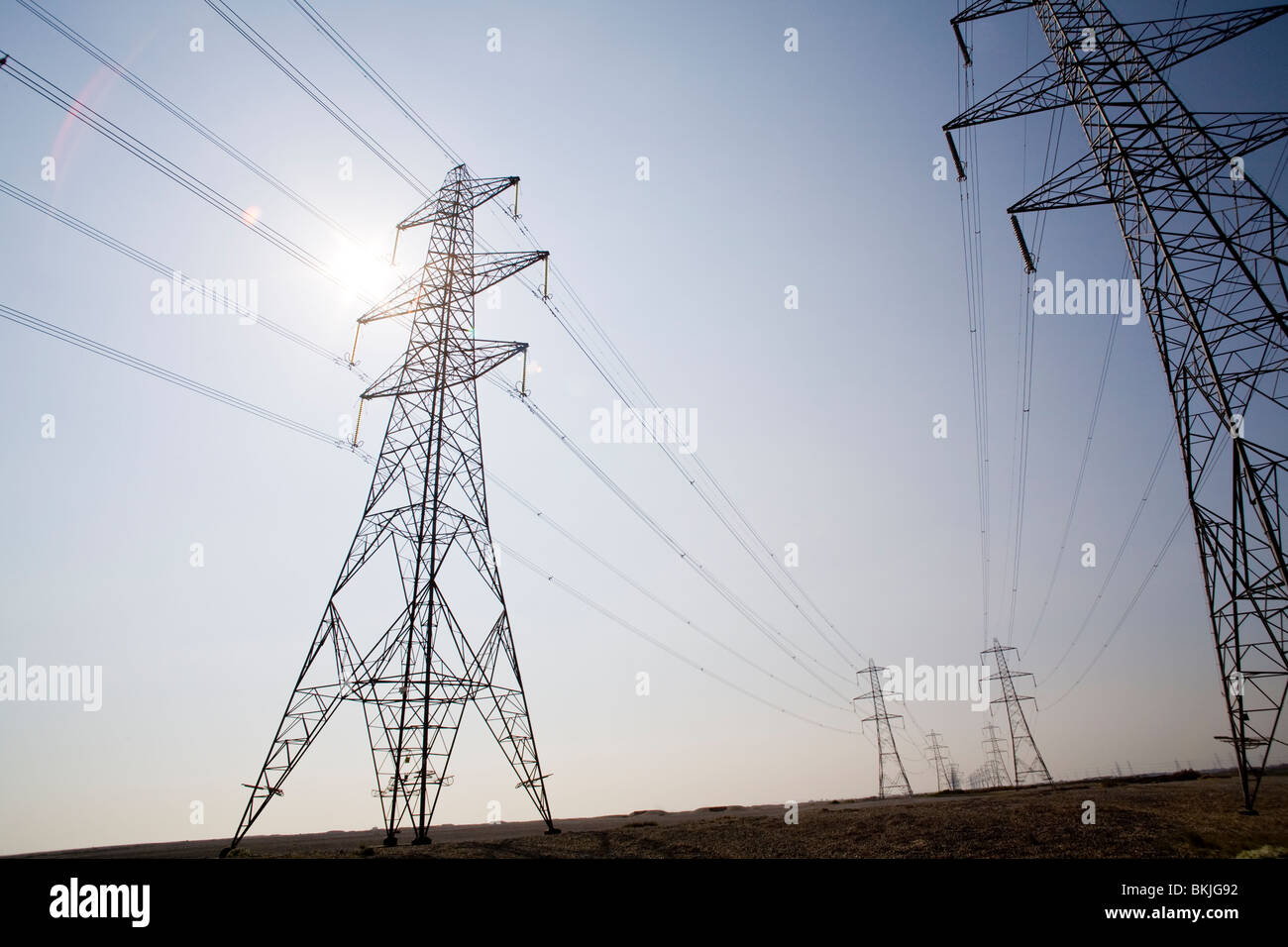 Strommasten aus Kernkraftwerk Dungeness plant uk bei Sonnenuntergang Stockfoto