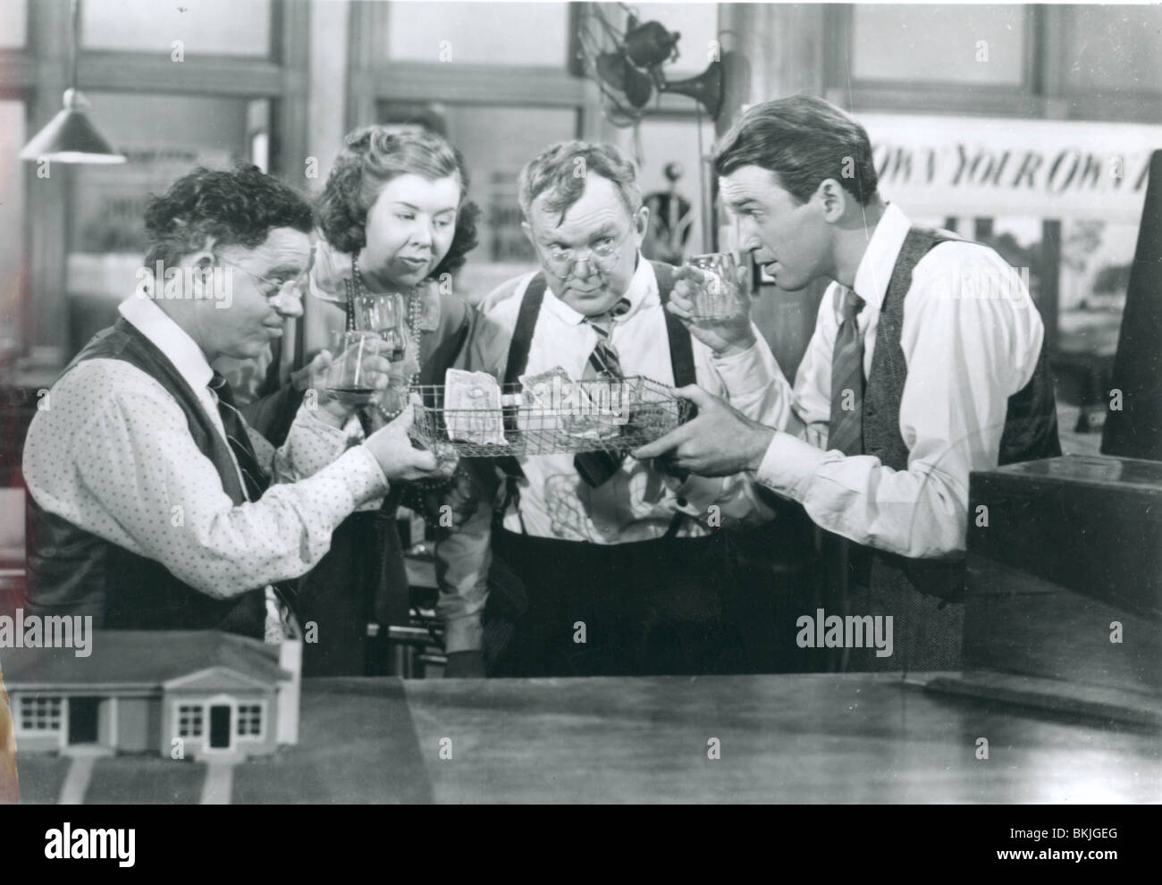 ES IST EIN WUNDERVOLLES LEBEN (1946)-THOMAS MITCHELL, JAMES STEWART IWL 025 P Stockfoto