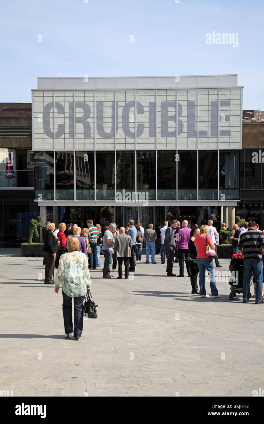 Menschen außerhalb Sheffield Crucible Theatre Austragungsort für die World Snooker Championship, Sheffield, South Yorkshire, England, UK. Stockfoto