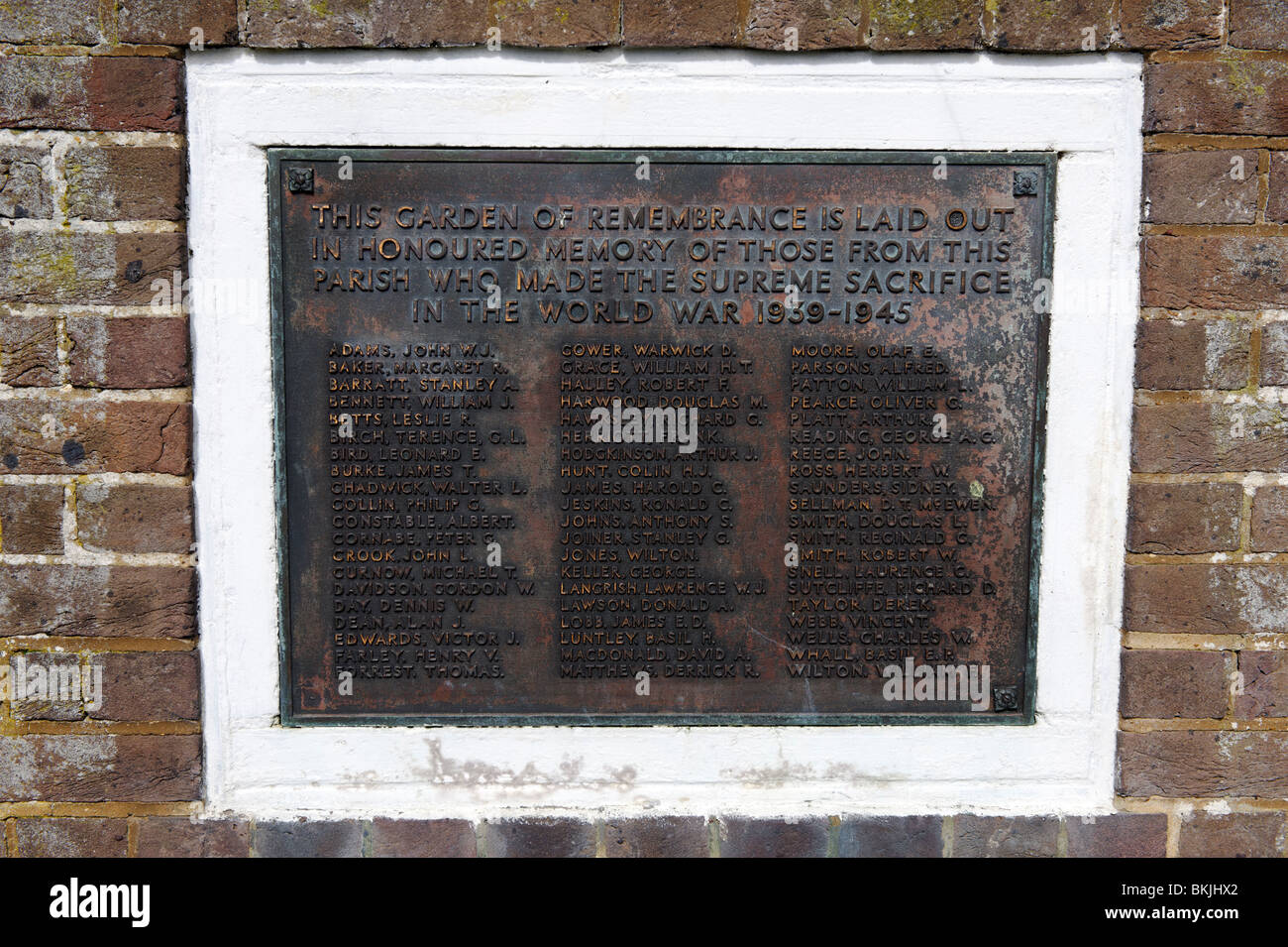Eine Hommage an die Männer und Frauen von Amersham, die im zweiten Weltkrieg starben im Garten der Erinnerung in Amersham montiert Stockfoto