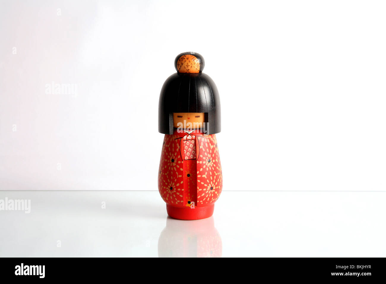 Japanisch bemalte hölzerne Puppe in traditioneller Tracht Stockfoto