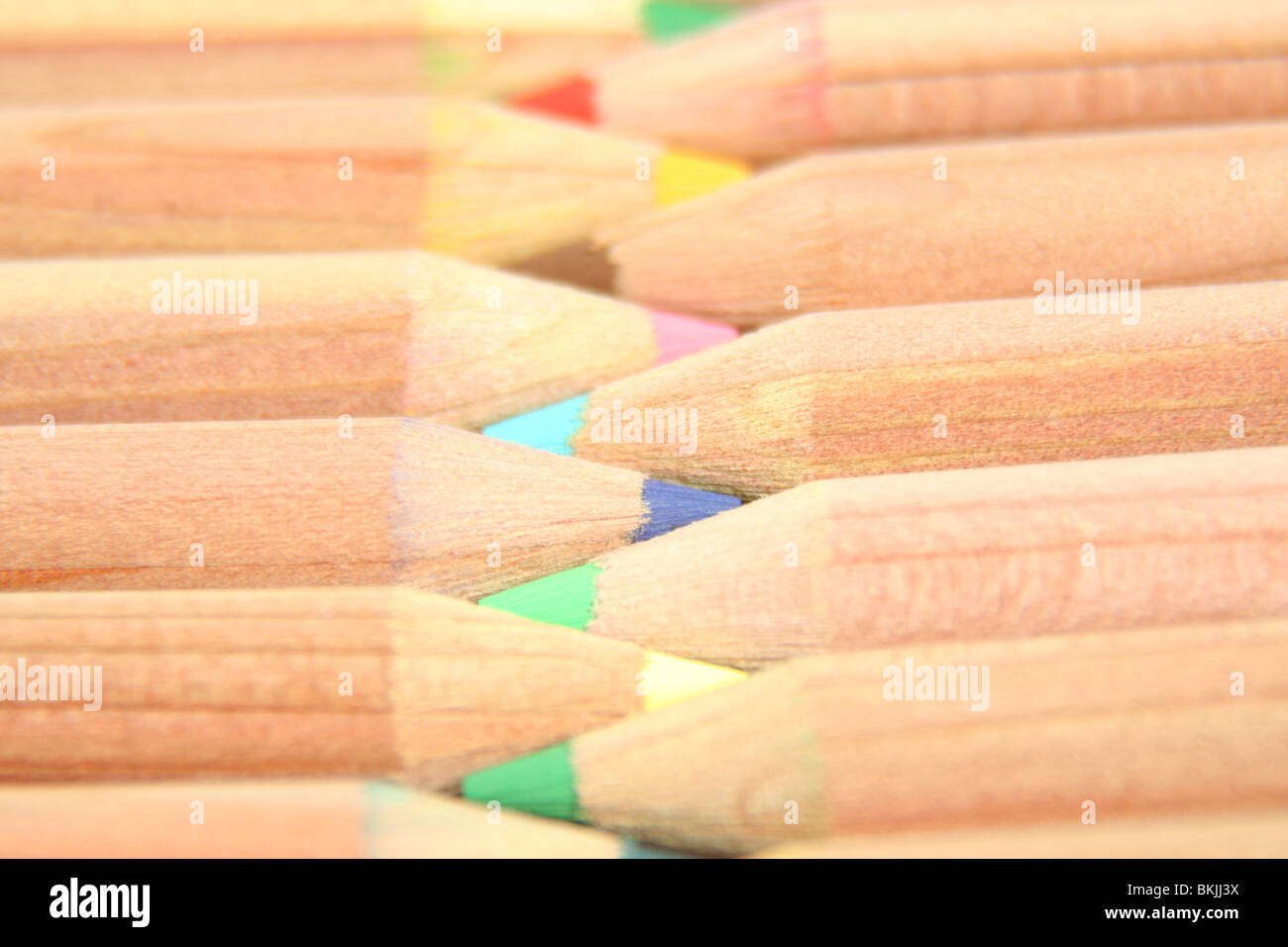 Bunten Bleistift Buntstifte fotografiert schaffen eine angenehme Zick-Zack-Muster angelegt Stockfoto