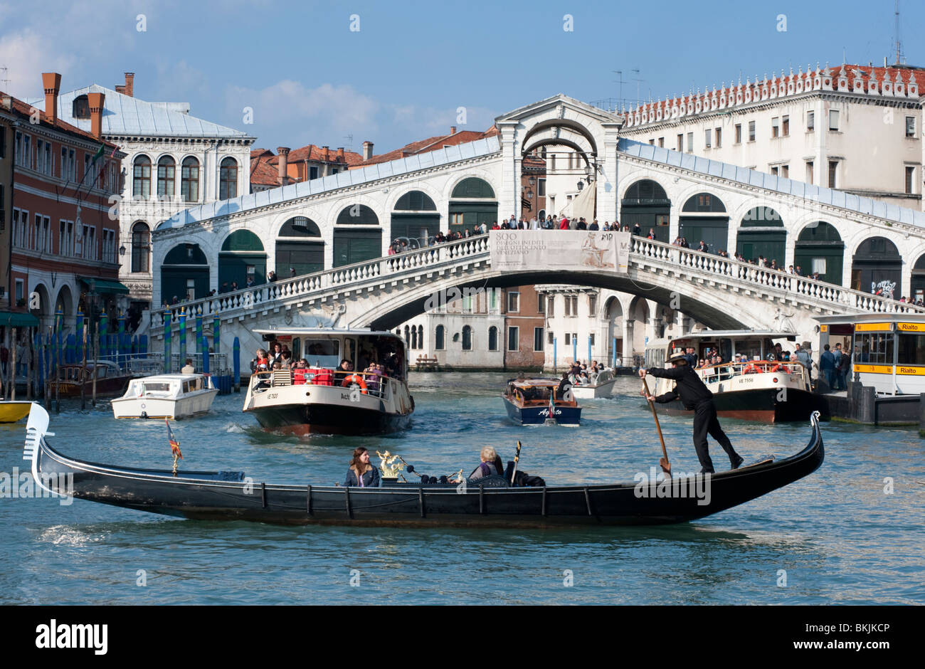 Gondoliere und seine Gondel auf dem Canale Grande am Rialto-Brücke in Venedig Italien Stockfoto