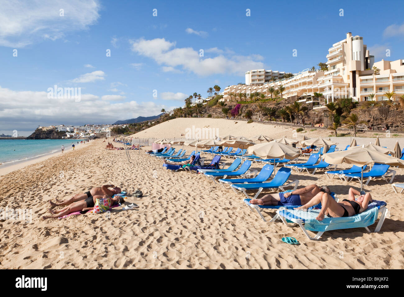 Der Strand vor dem Hotel Riu Palace in dem Urlaubsort an der Küste von Jandia auf der Kanarischen Insel Fuerteventura Stockfoto