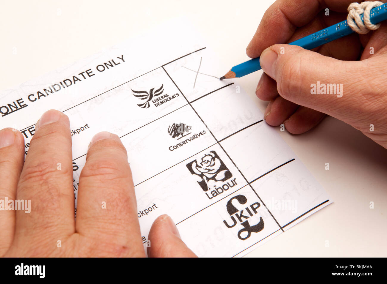 UK-Wahlen Mann stimmberechtigten Liberal Democrats auf Wahlzettel Stockfoto