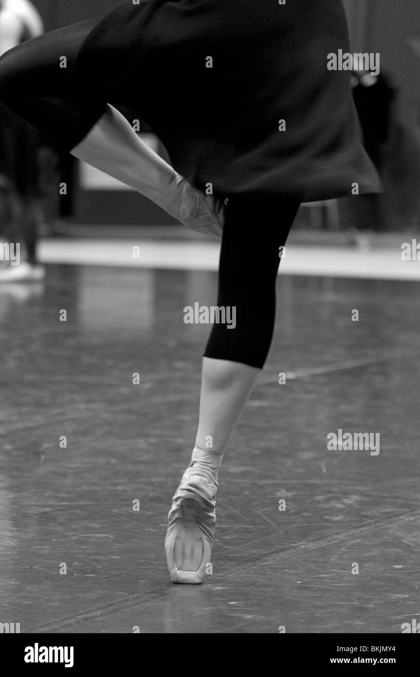 Ballett-Tänzerin üben Tanz bewegt sich im Studio. Stockfoto