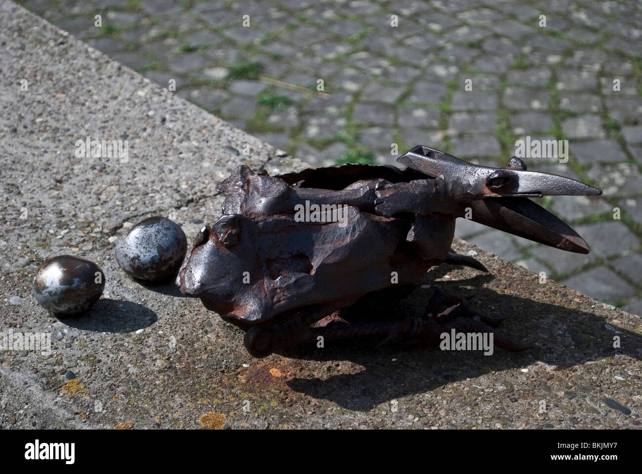Metall-Skulptur einer Krähe (öffentliche Zurschaustellung) in den Gärten des Sankt-Petri Dom in Worms (Deutschland) Stockfoto