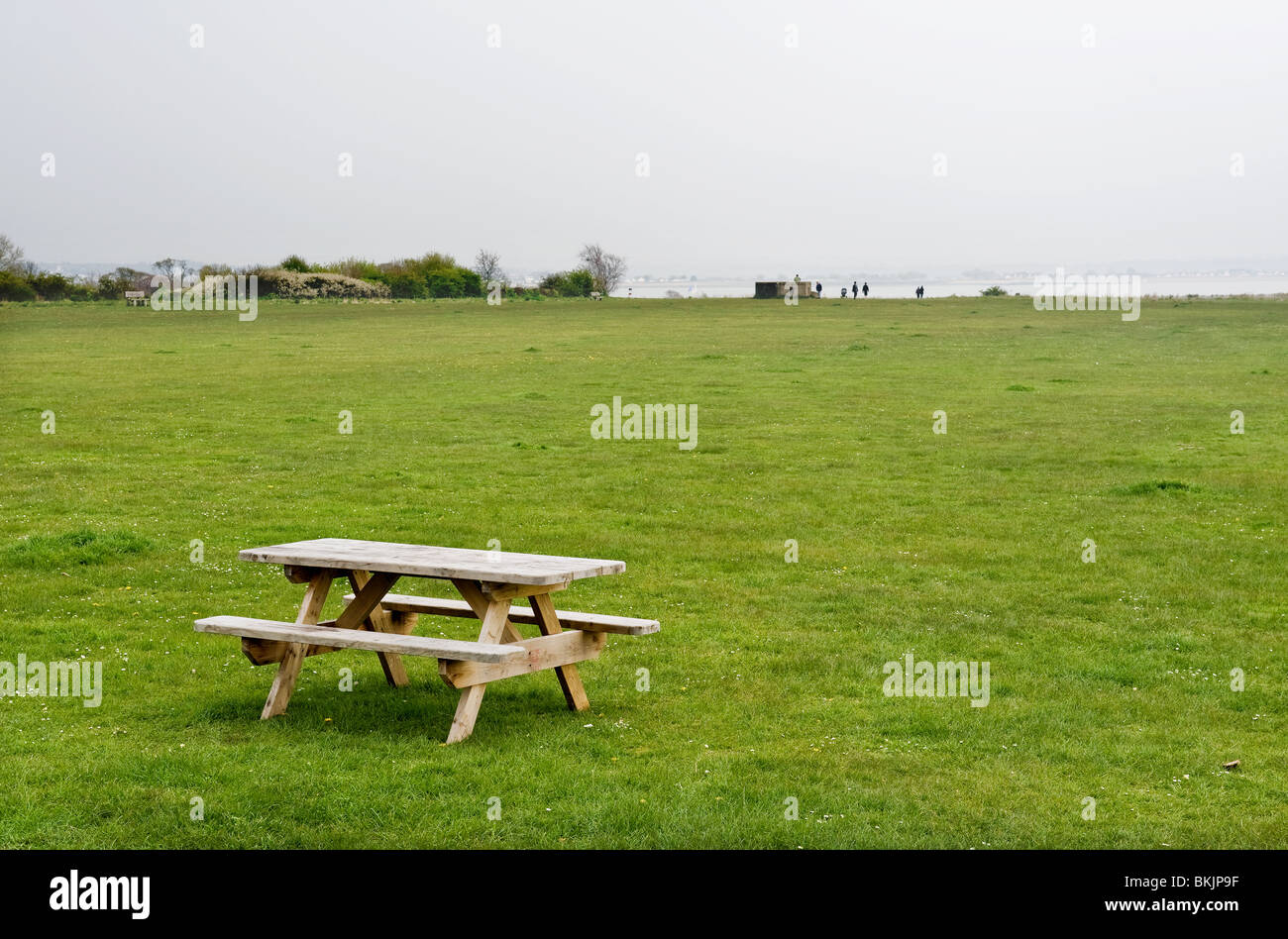 Eine leere Picknick-Tisch auf einem Feld am East Mersea in Essex Stockfoto