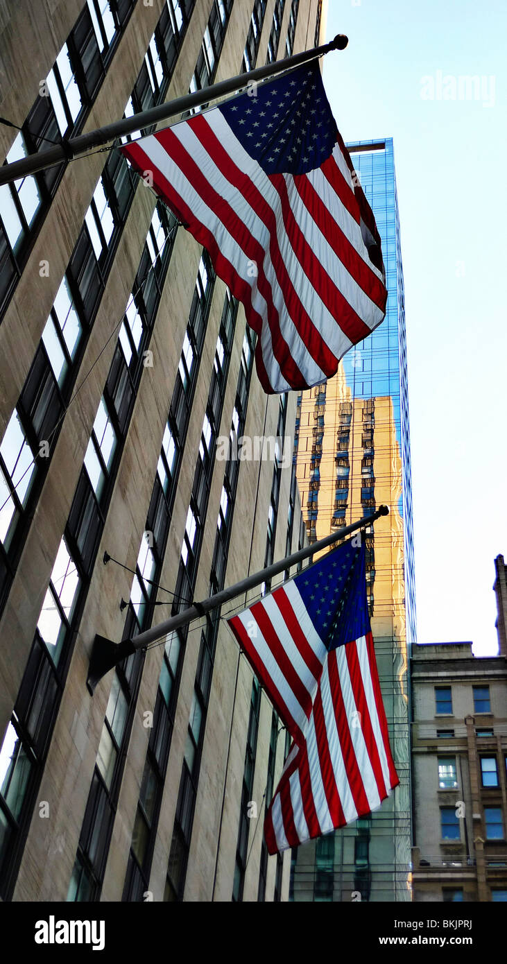 Zwei amerikanische Flaggen auf der Seite des Gebäudes in New York City, USA. Stockfoto