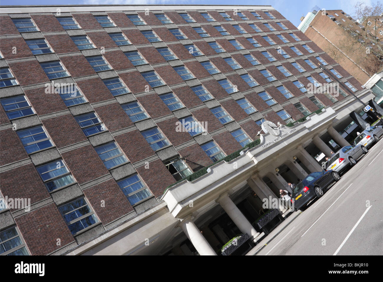 Extreme abgewinkelten Aspekt des vorderen Haupteingang und der Fassade des Hyatt Regency Churchill Hotel Portman Square, London. Stockfoto