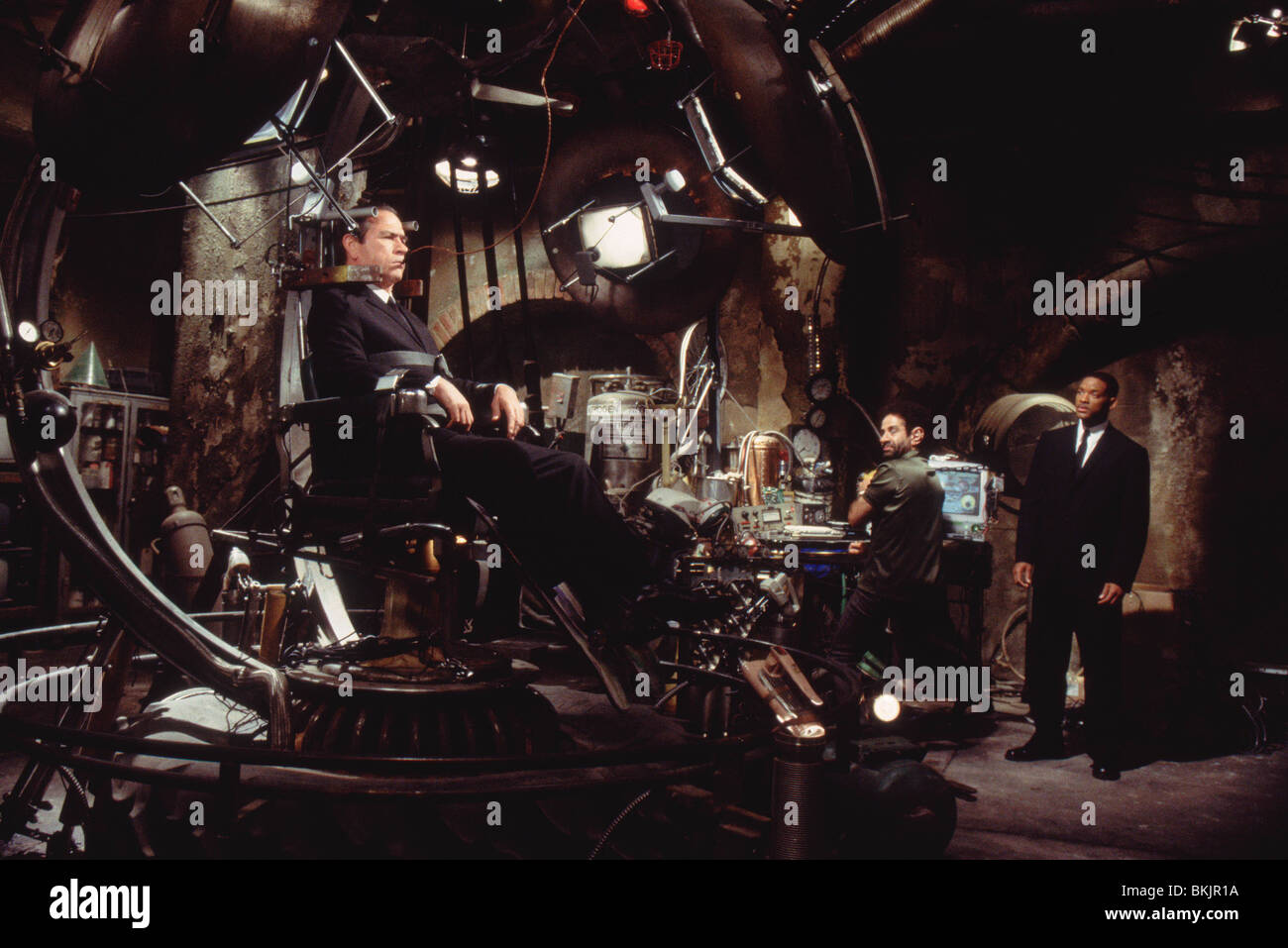 MEN IN BLACK II (2002) TOMMY LEE JONES, TONY SHALHOUB, WERDEN SMITH MIB2 001-12 Stockfoto