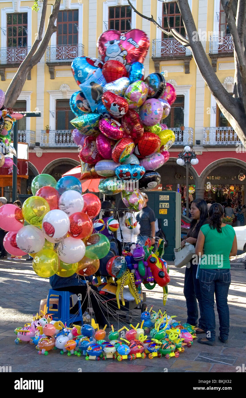 Straßenhändler verkaufen Ballons in der Stadt Puebla, Puebla, Mexiko. Stockfoto