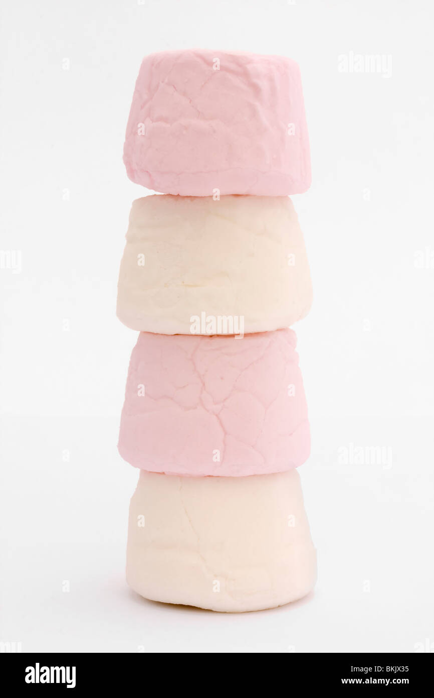 Stapel von rosa und weiße Marshmallows auf weißem Hintergrund Stockfoto
