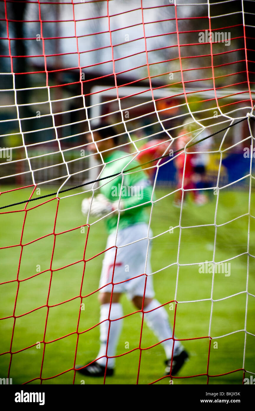 Fußball Torwart hinter dem Netz Stockfoto