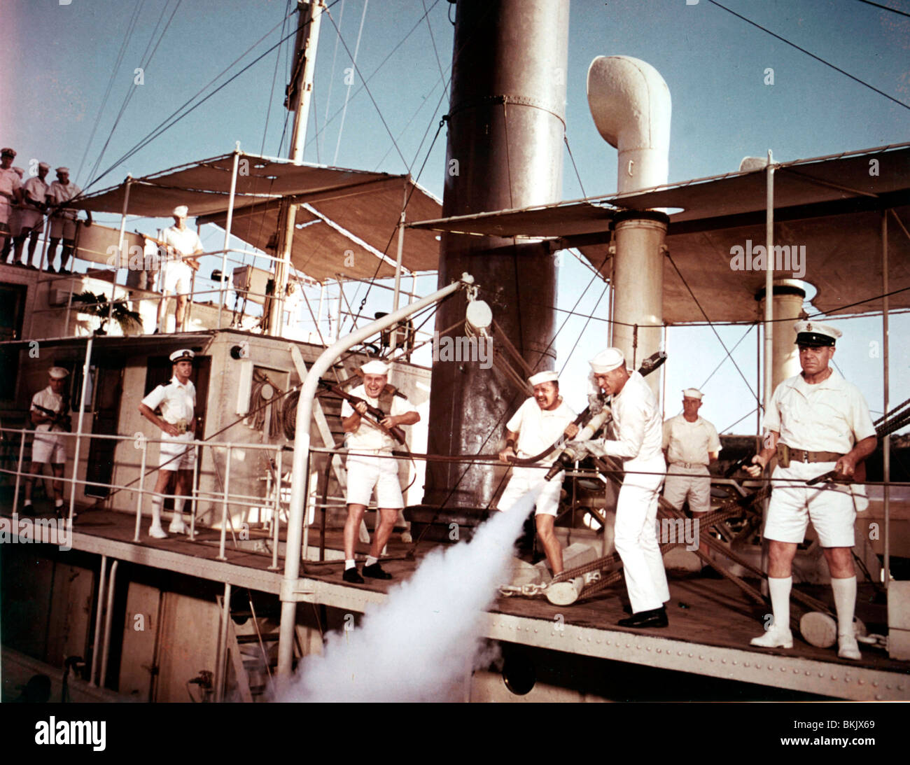 DER SAND KIESELSTEINE (1966) RICHARD ATTENBOROUGH, STEVE MCQUEEN, SHEPHERD SANDERS SPB 004 CP Stockfoto