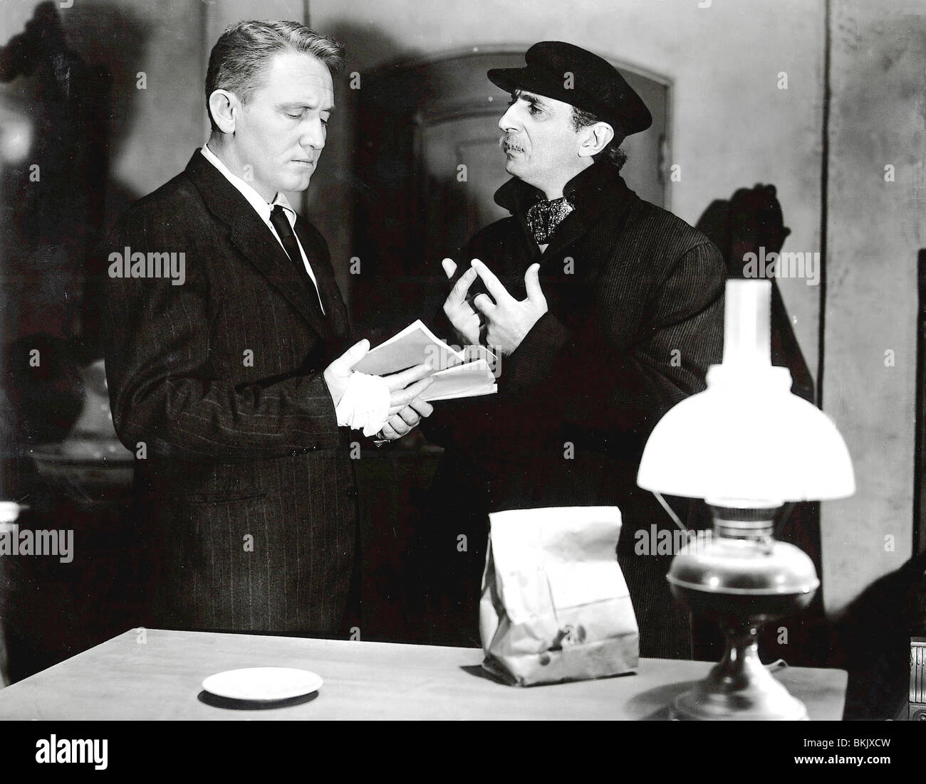 DAS SIEBTE KREUZ (1944) SPENCER TRACY, FELIX BRESSART SEVC 002 P Stockfoto