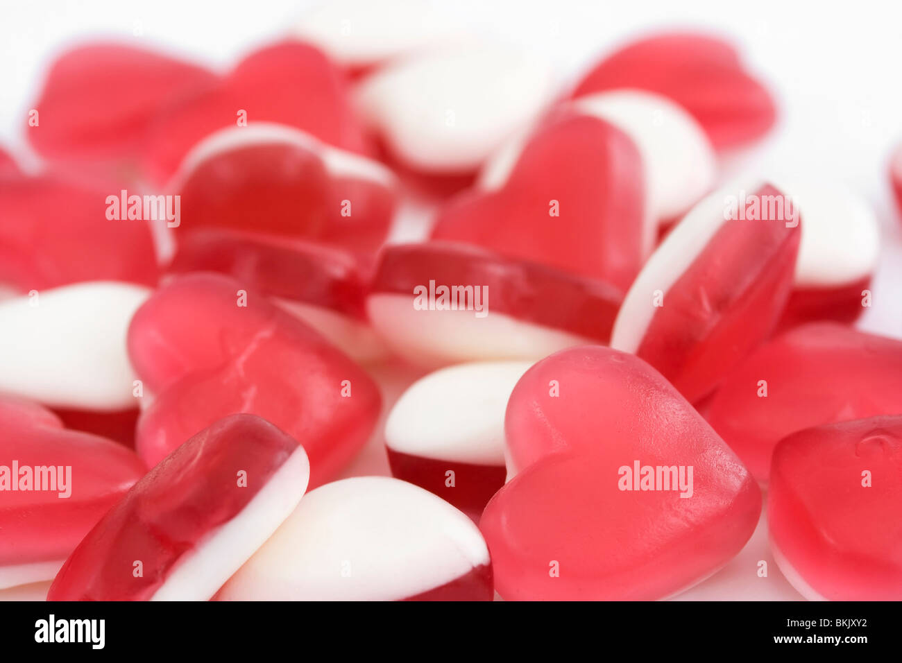 rote und weiße Liebe Herz Süßigkeiten auf weißem Hintergrund Stockfoto