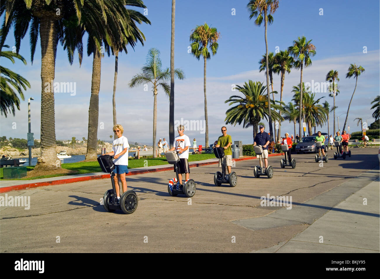 Besucher genießen eine einzigartige Möglichkeit, Rundgang durch Newport Beach, Kalifornien, USA, auf einem Segway, das weltweit erste selbstbalancierende Personentransport. Stockfoto