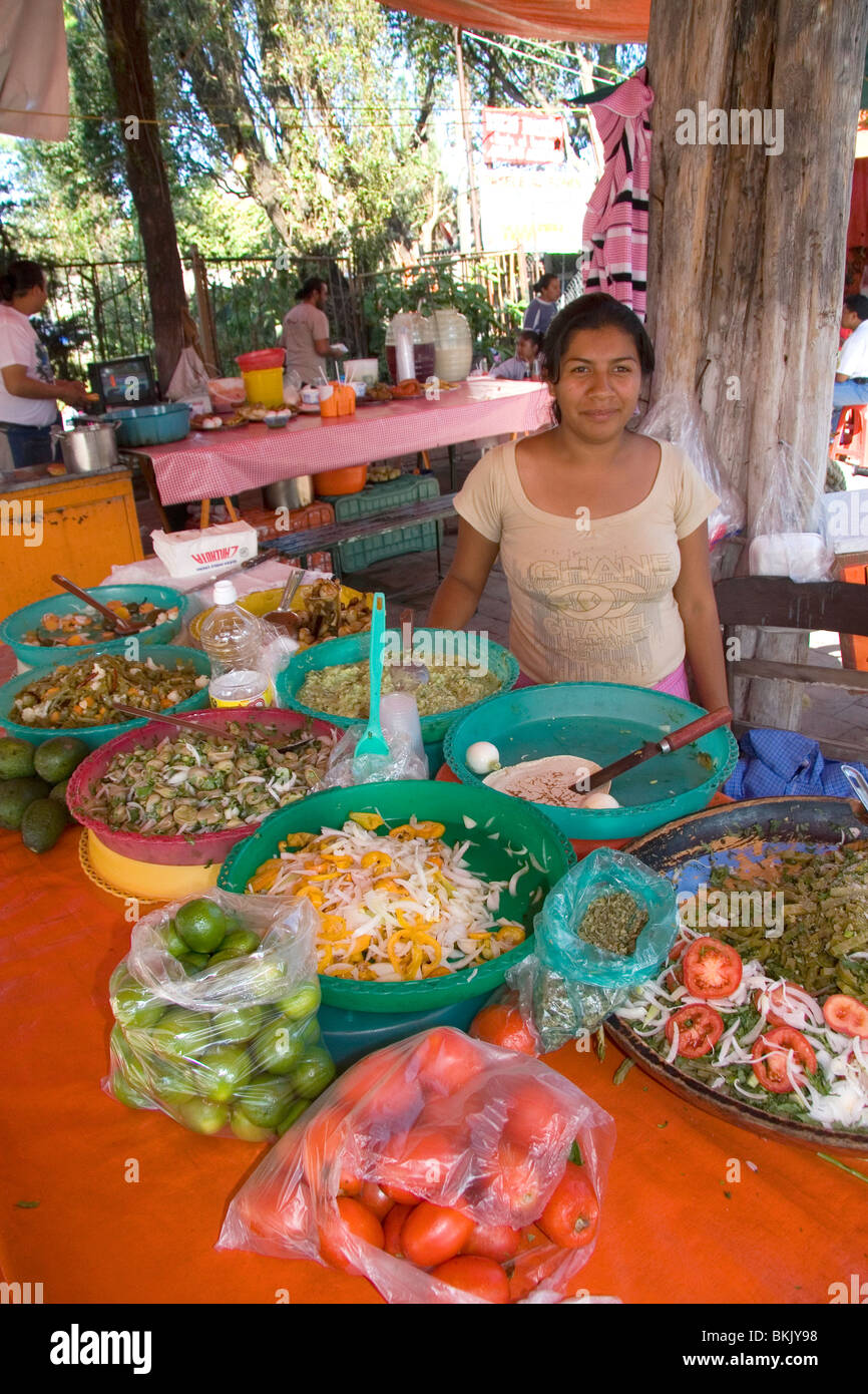 Lebensmittel-Anbieter entlang der Grachten Xochimilco in Mexico City, Mexiko. Stockfoto
