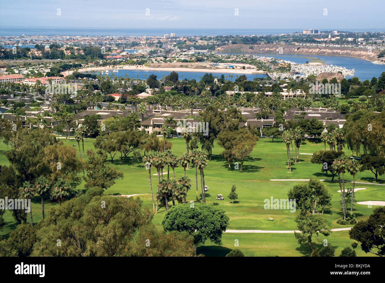 Dieses reizvolle Aussicht zeigt das Newport Beach Country Club Golf Links, Back Bay und die Pazifik Küste in Newport Beach, Kalifornien, USA. Stockfoto