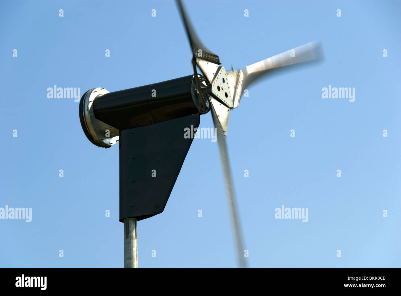 Kleine Windkraftanlage auf einem Bauernhof in der Nähe Nenthead, Cumbria, England, UK Stockfoto